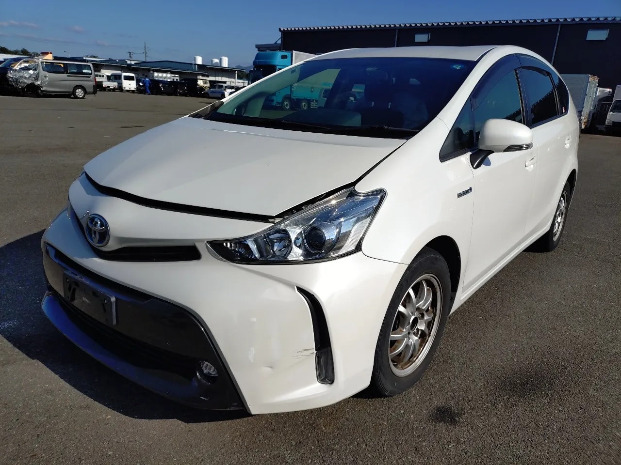 Toyota Prius Alpha 2015