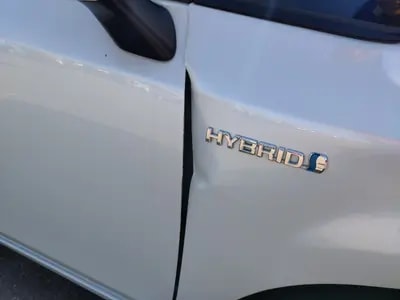 Toyota Prius Alpha 2015