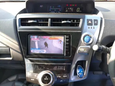 Toyota Prius Alpha 2015
