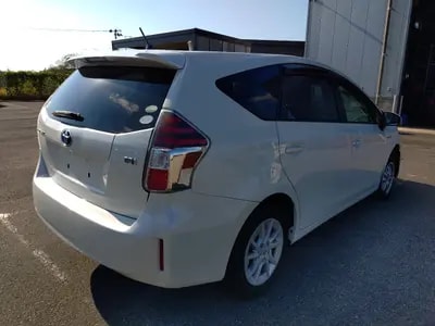 Toyota Prius Alpha 2015