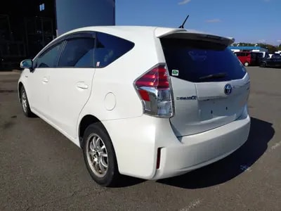 Toyota Prius Alpha 2015