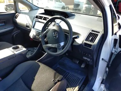 Toyota Prius Alpha 2015