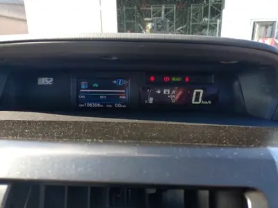 Toyota Prius Alpha 2015